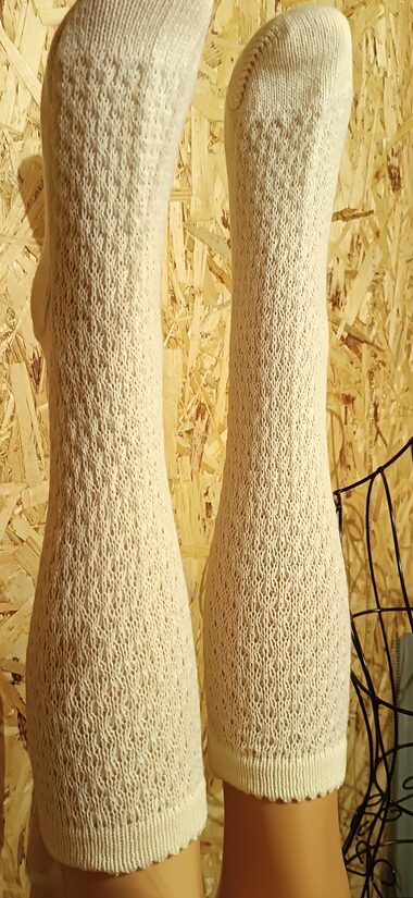 Tautu tērpa pusgarās zeķes